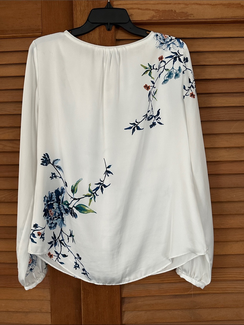 White House Black Market White Long-Sleeve Floral Blouse with Blue Print - Picture 4 of 5